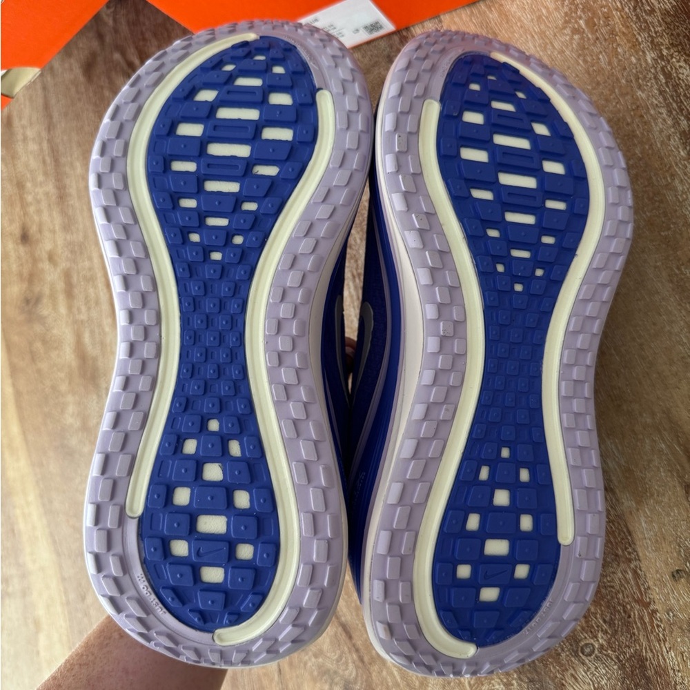 NWT Women’s Nike Vomero Plus 7 - Picture 8 of 8